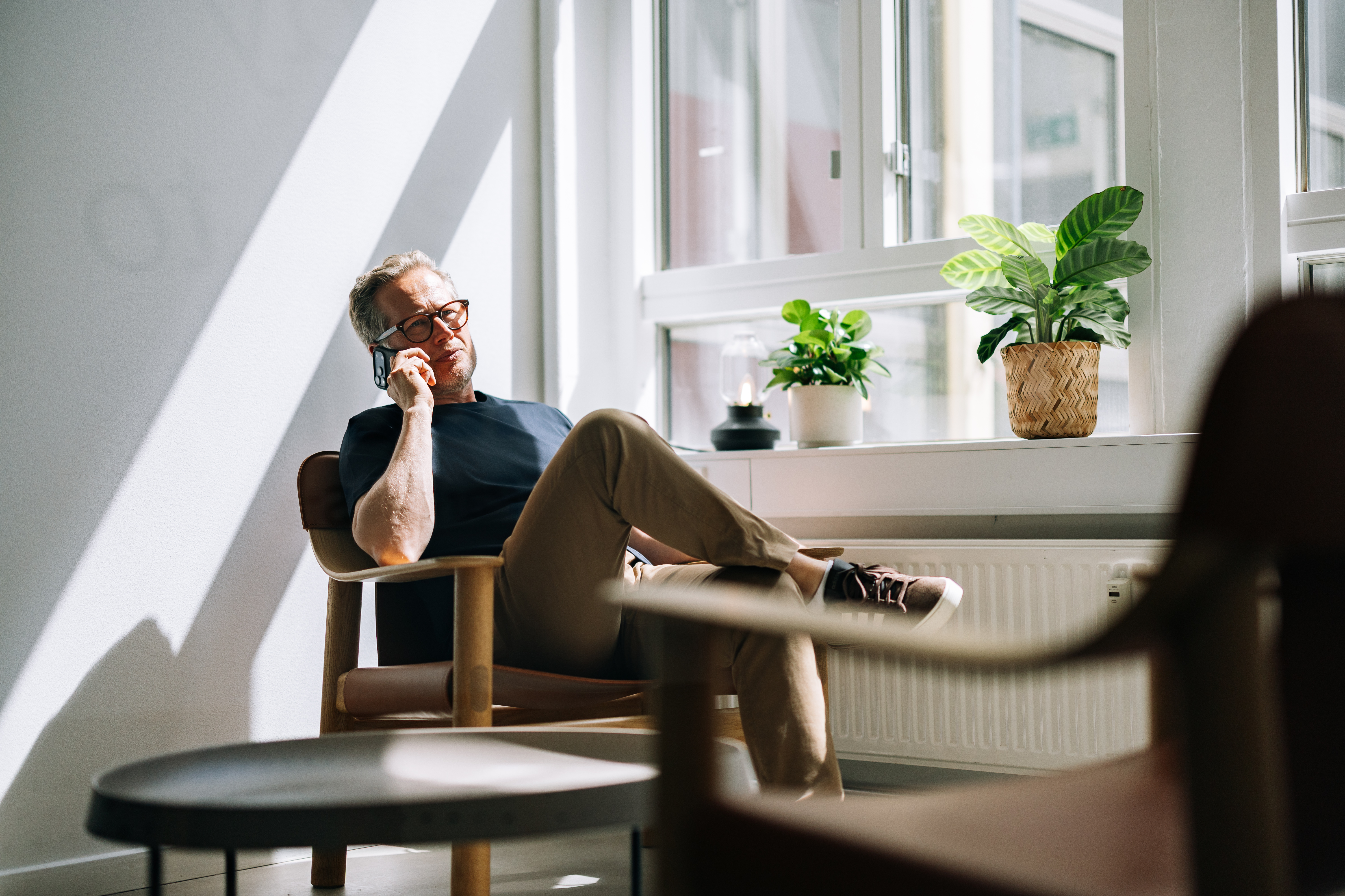 Mand, der taler i telefon