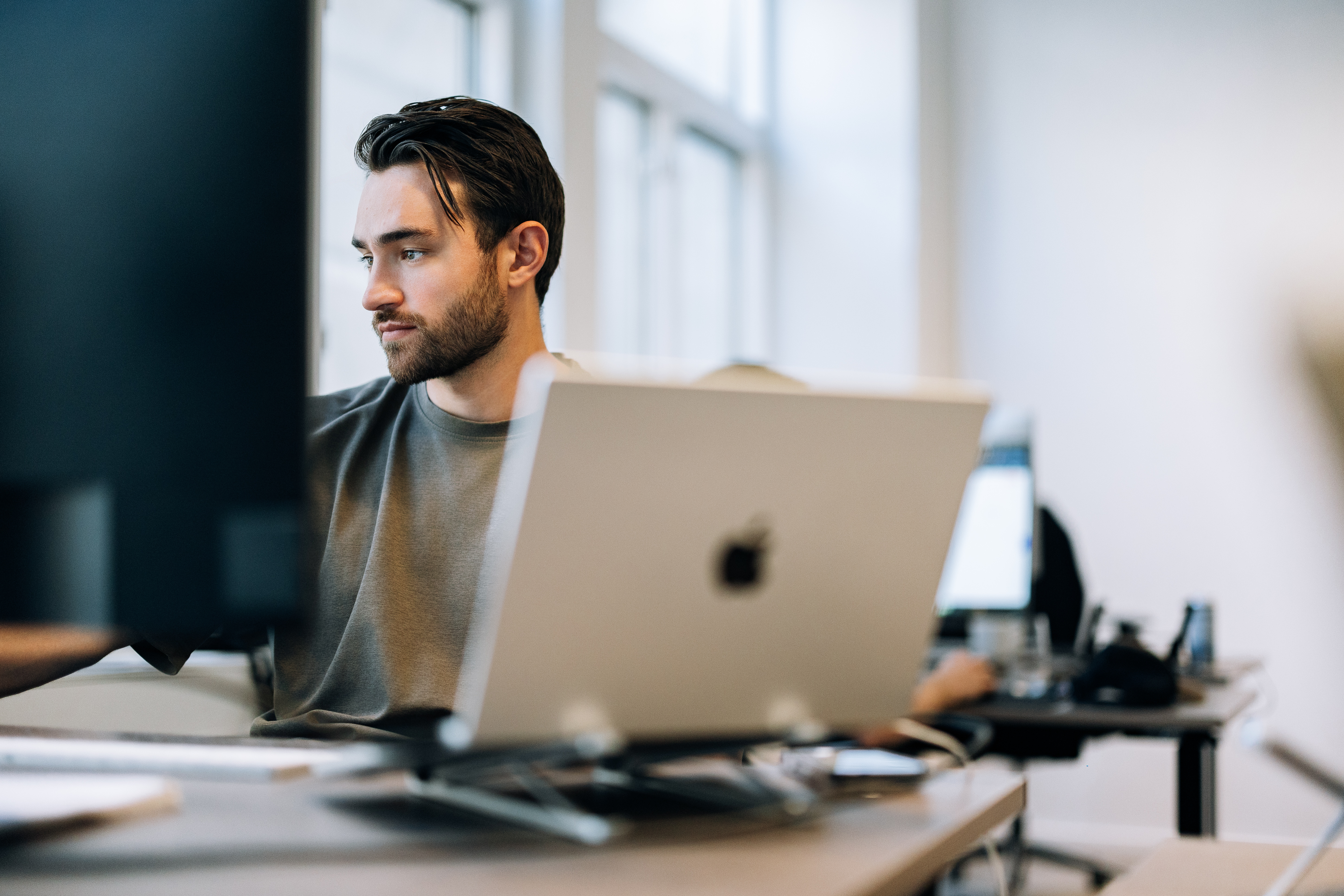 Mand, der sidder ved en computer