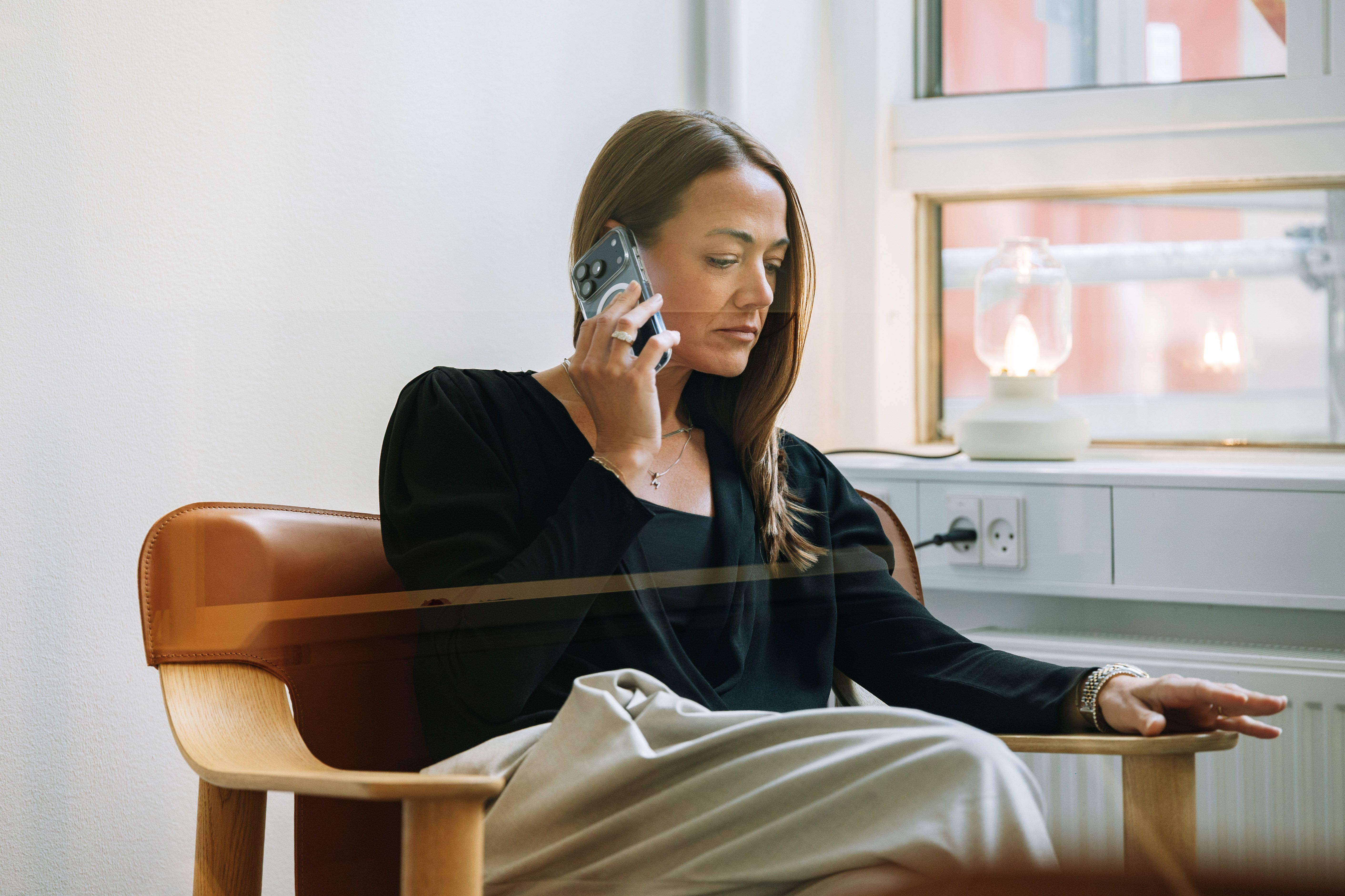 Kvinde taler i telefon