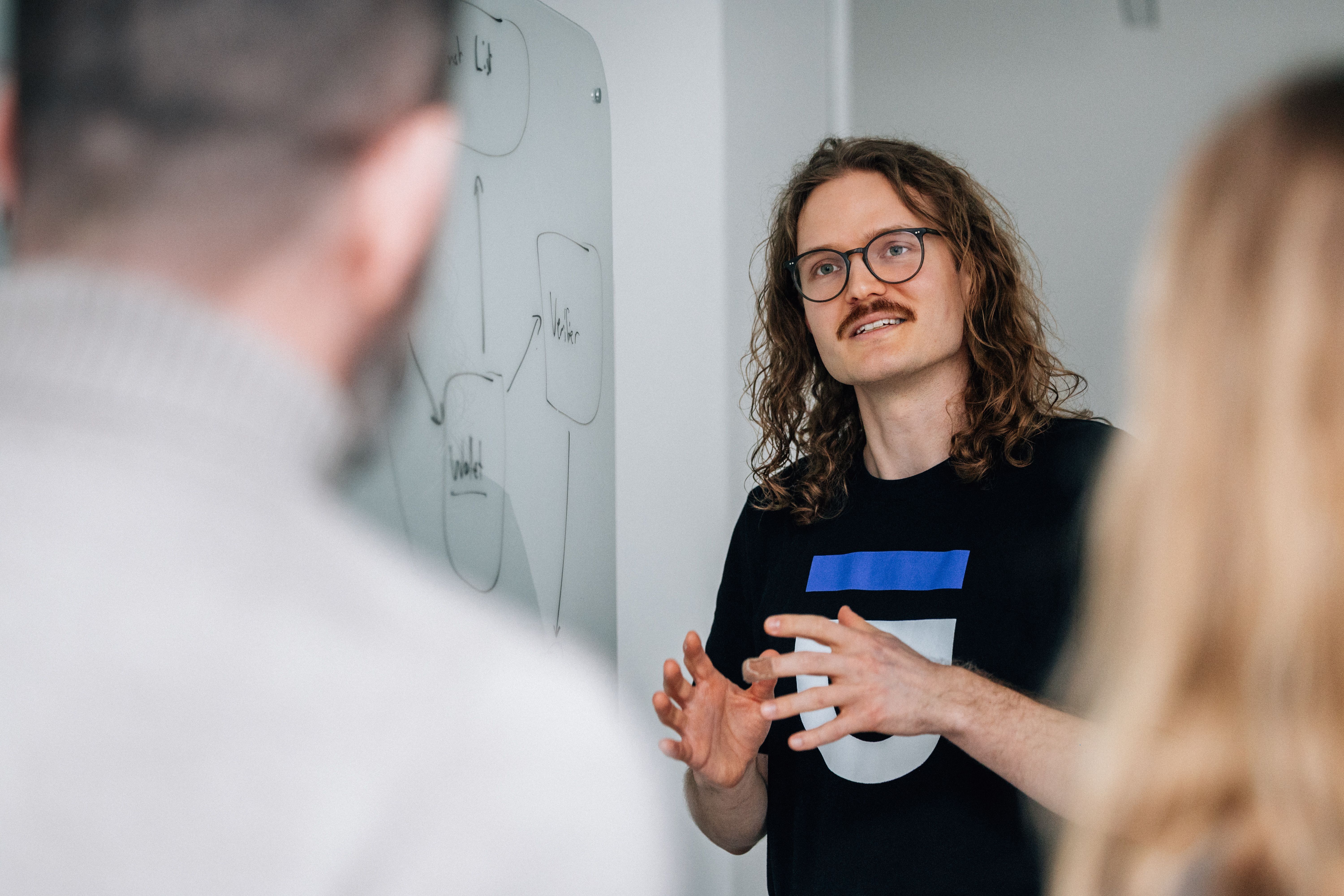 <span id="hs_cos_wrapper_name" class="hs_cos_wrapper hs_cos_wrapper_meta_field hs_cos_wrapper_type_text" style="" data-hs-cos-general-type="meta_field" data-hs-cos-type="text" >Hur man använder e-legitimationer för beständig användaridentifiering</span>