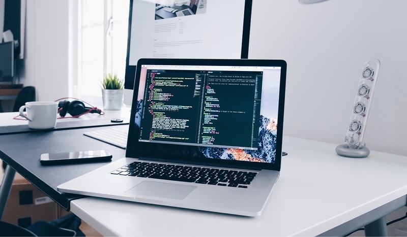 Dator på ett bord med kodning