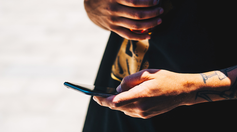 Person som håller en telefon